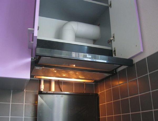 Снимка: Пластмасов въздуховод, монтиран в шкаф