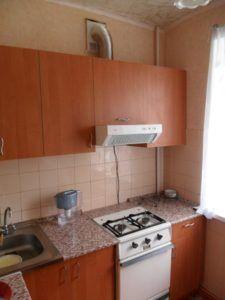 шкаф с чекмеджета Снимка: Абсорбатор с гофриран канал, вграден в кухненски шкаф