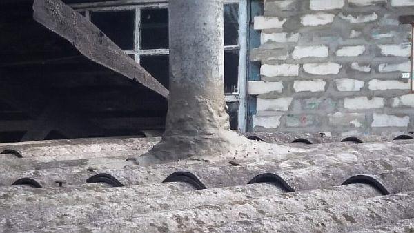 изолация на местата на съединението кри`ши с тръби` Снимка: Изолиране на кръстовището на покрива с тръба от неръждаема стомана с цимент