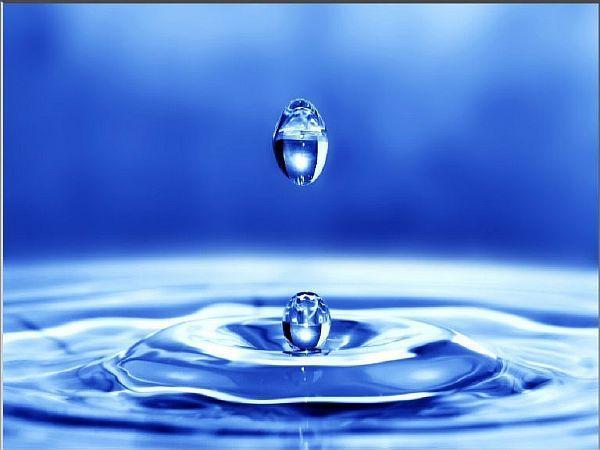 Снимка: Капки вода падат красиво в езеро.