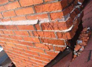 кирпичн труби` за из`вода ди`ма Снимка на тухлен комин за отвеждане на дим