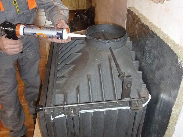 приложение на черен германий Снимка: Нанасяне на топлоустойчив уплътнител върху коминна тръба от неръждаема стомана