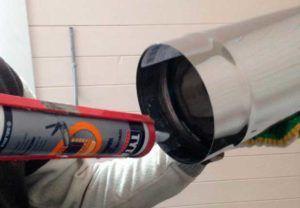 залепване на димоотводната тръба Снимка: залепване на комин от неръждаема стомана с помощта на уплътнител