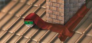 термолента за уплътнения Снимка: С помощта на термо лента можете лесно и ефикасно да запечатате празнината между покрива и комина.