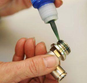 Нанасяне на уплътнител върху резбова връзка Снимка: Нанасяне на уплътнител