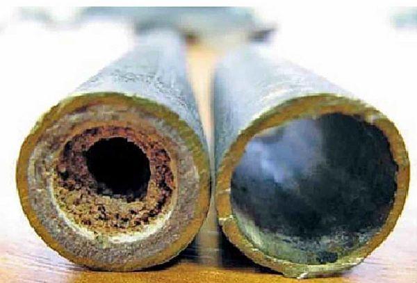 Запушване на тръбите с варовикови отлагания Снимка 6. Тръба, запушена с варовик и ръжда; вдясно е тръбата след почистване.