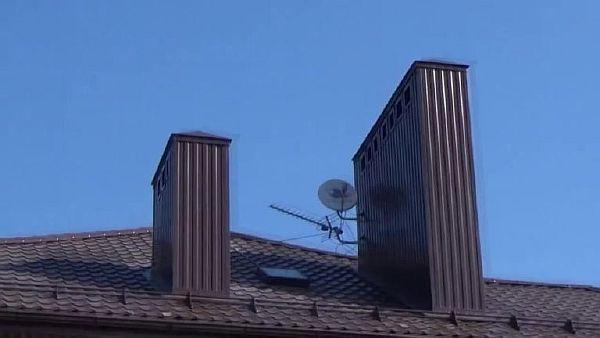 Снимка - пример за използване на метални профили за облицовка на комина.