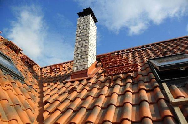 obshivki kaminnoi` dy`mohodnoi` truby` Снимка - пример за използване на плочки за облицоване на комин на камина.