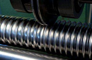 Снимка - процесът на производство на гофрирана тръба от неръждаема стомана