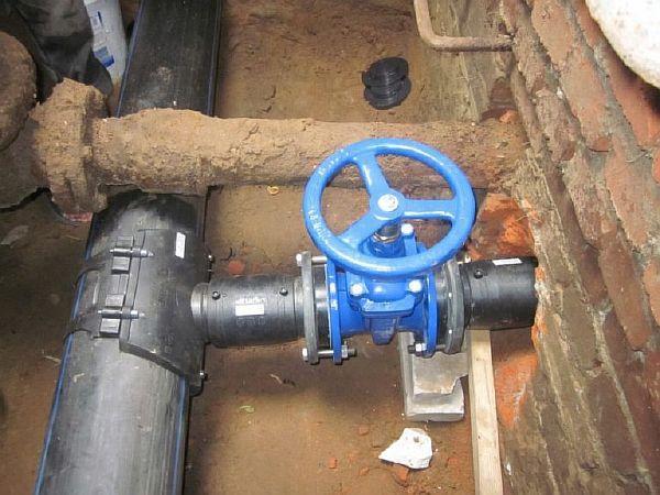 Снимка – Водоснабдителни вентили за спиране на тръби