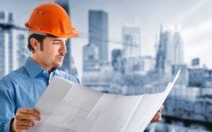 Инженер преглежда проектната документация. инженер преглежда проектната документация