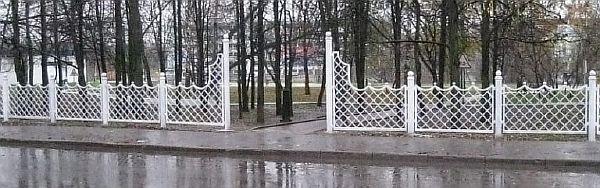 ажурна ограда от пластмасови тръби Снимка – ажурна ограда от пластмасови тръби