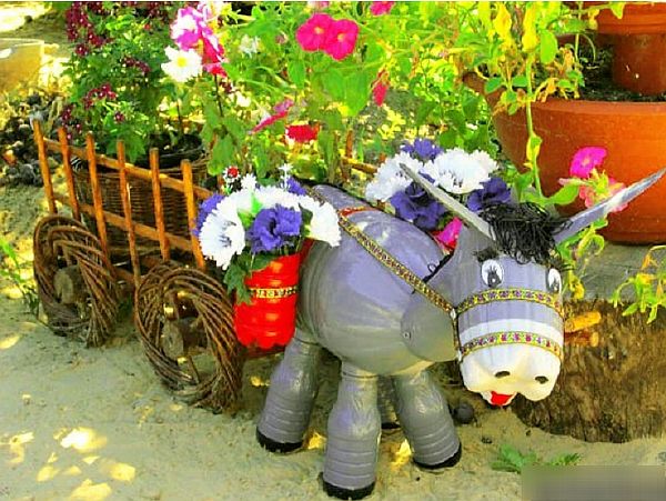 плетена клумба във формата на количка, магарето е направено от пластмасови бутилки Снимка: Цветна леха от лози във формата на количка, магарето е направено от пластмасови бутилки
