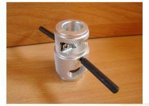 инструмент за отделяне на края на тръба от фолио. Снимка - инструмент за отстраняване на края на тръба от фолио.