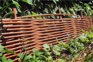 оплетени пластмасови тръби Снимка – плетена ограда от пластмасови тръби