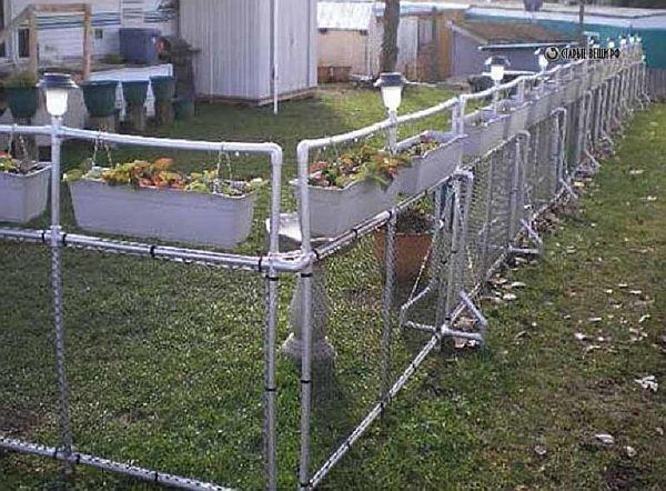 ограда от пластмасови тръби и мрежа Снимка – ограда от пластмасови тръби и мрежа