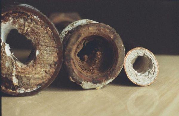 запушени водопроводни тръби поради експлоатация Снимка - запушени водопроводни тръби поради продължителна употреба