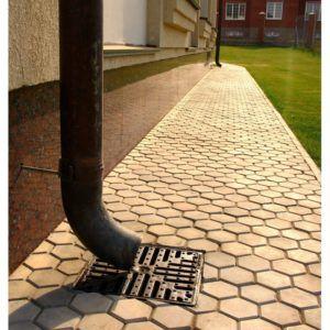 правилно инсталиран вход за дъждовна вода на слепата зона Снимка: Правилно монтиран улук на сляпа зона