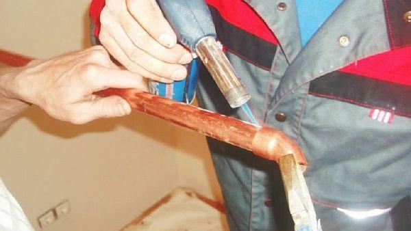 запояване на елементите на меден тръбопровод Снимка – свързване на медни тръбопроводни елементи чрез запояване с развалцоване