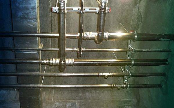 водоснабдителна система, изработена от стоманени тръби Снимка – водоснабдителна система от стоманени тръби