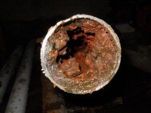 запушване в метална тръба Снимка: Запушена метална тръба е причина за спад на налягането.