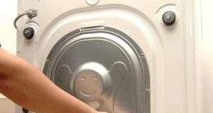 Как да отстраните транспортните винтове от пералнята Снимка – Как да премахнете транспортните винтове от пералня