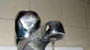 кранът в кухнята капе Снимка: Капещ кухненски кран. Как да го поправите сами.