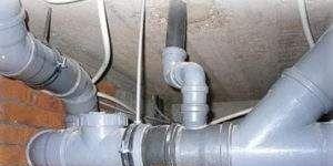 тръбопроводи за гравитационна канализация Снимка – тръби за канализация с гравитационен поток на многоетажни сгради