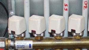 клапани със серво задвижвания на отоплителния колектор Снимка – вентили със серво задвижвания на отоплителен колектор с водно подово отопление