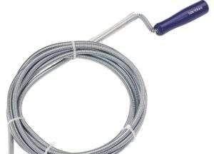 ВиК кабел Снимка – Водопроводчикът използва змия за почистване на запушена канализация