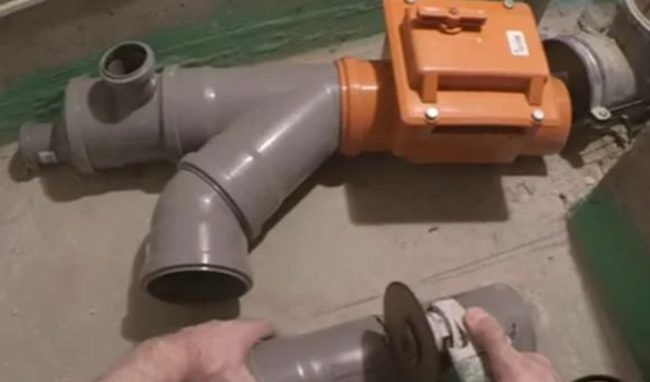 инсталиране на устройството Снимка: Монтиране на възвратен клапан на канализационна система