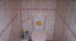 Снимка на тоалетна, монтирана на плочки на пода