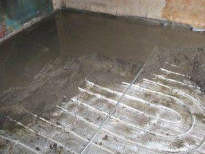 Снимка: Изливане на замазка върху подово отопление