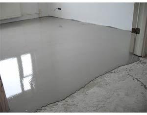 Снимка - Изливане на замазка върху подово отопление