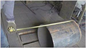 Снимка - На тръбата се правят маркировки.