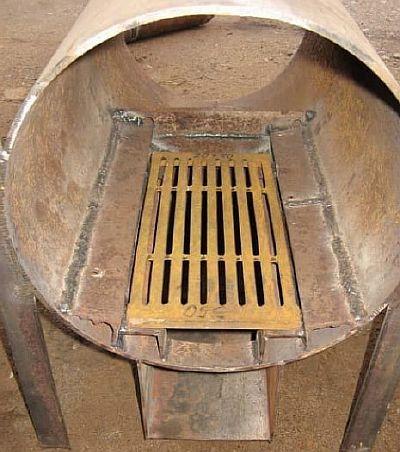 Снимка - Монтаж на основата с решетка в комина на пещта.