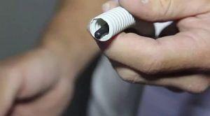 Снимка - Свързване на проводниците на системата за подово отопление към захранването.