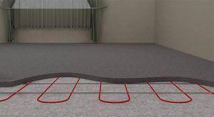 Снимка - Изливане на замазка върху подово отопление с вода.