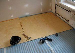 Снимка: Полагане на шперплат върху бетонна основа