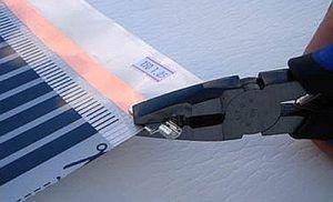 Снимка - закрепване на контактната скоба