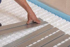 Снимка - Поставяне на метални плочи в отворите на плочата