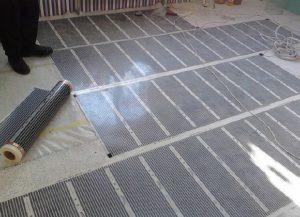Снимка - Полагане на инфрачервено фолио под килим
