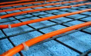 Снимка - Закрепване на тръби за подово отопление към решетката