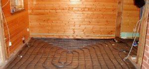 Снимка: Полагане на отоплителен кабел в селска къща