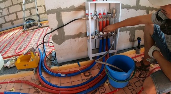 Снимка - процесът на запълване на отопляемия под