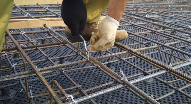 Снимка: полагане на армировка върху полистиролови рогозки