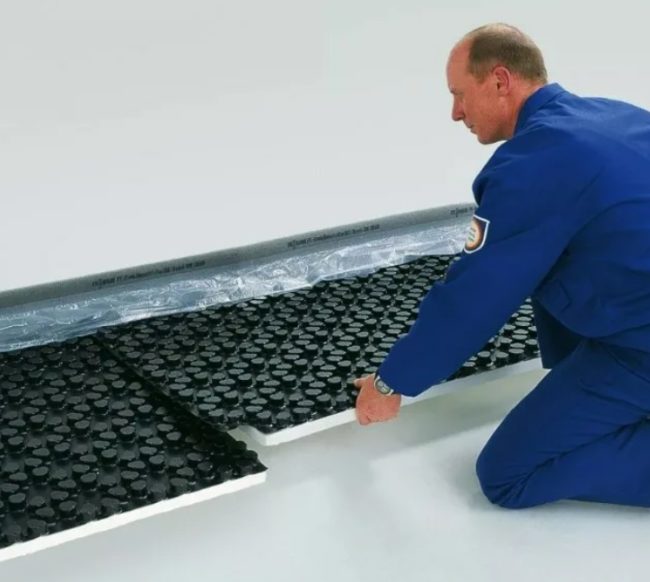 Снимка - монтаж на профилирани полистиролни рогозки