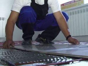 Снимка - Полагане на плочки върху подово отопление