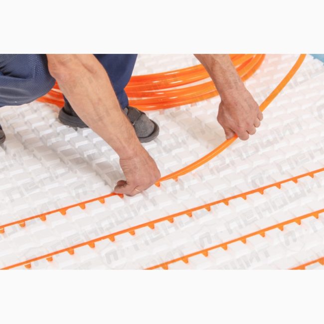 Снимка - Монтаж на тръби за подово отопление