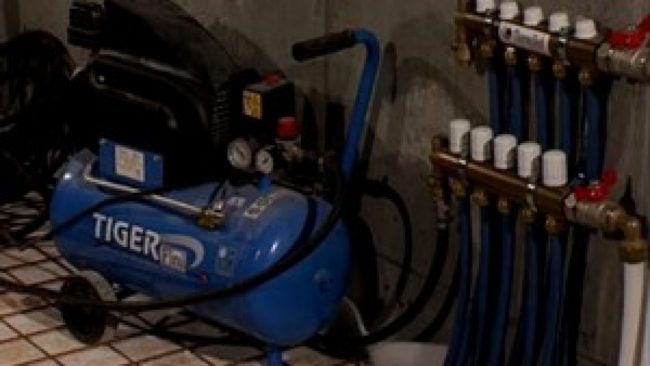 Снимка - Източване на охлаждащата течност с помощта на компресор